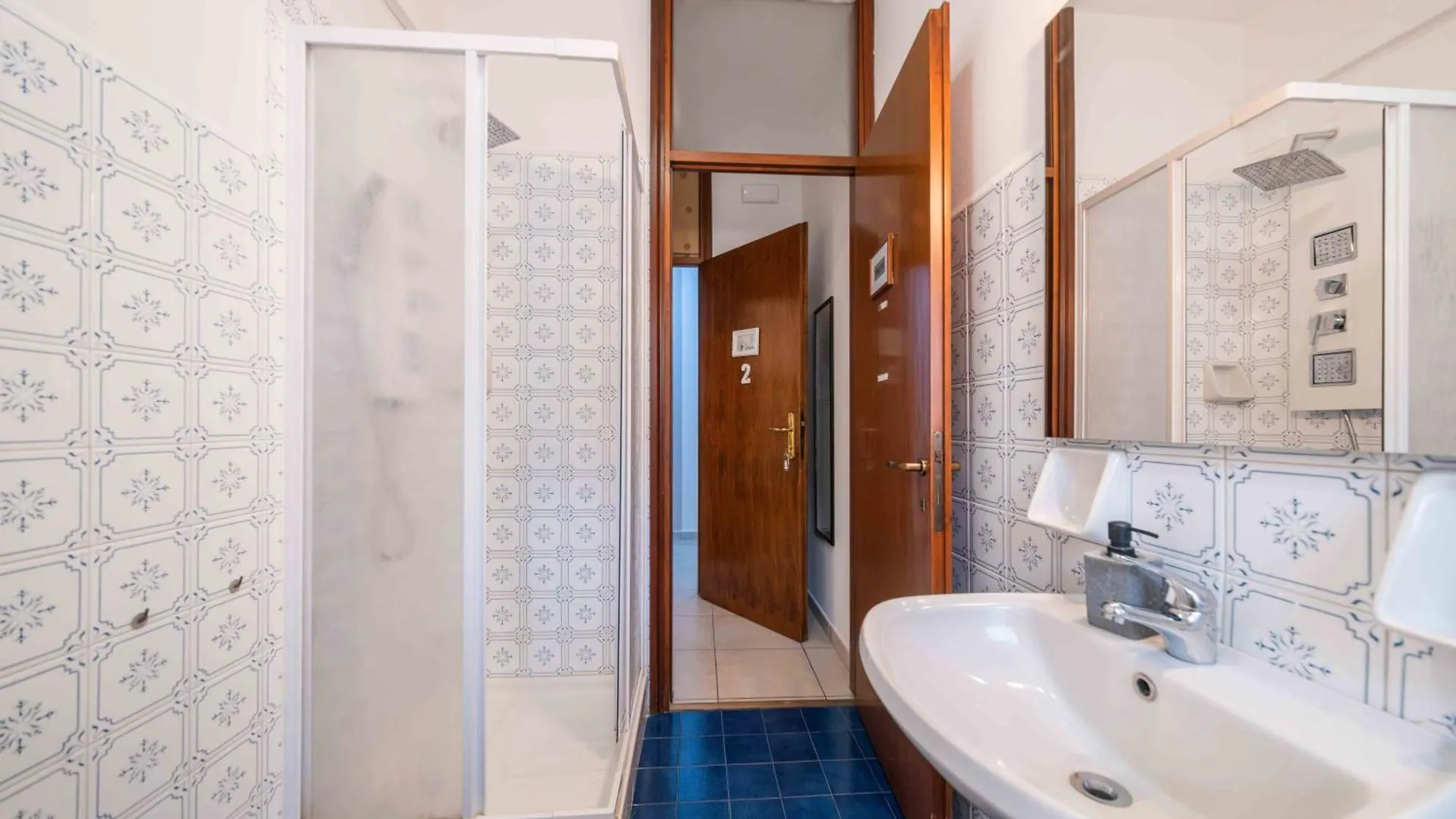 Guesthouse127 Verona 0*,  Italien